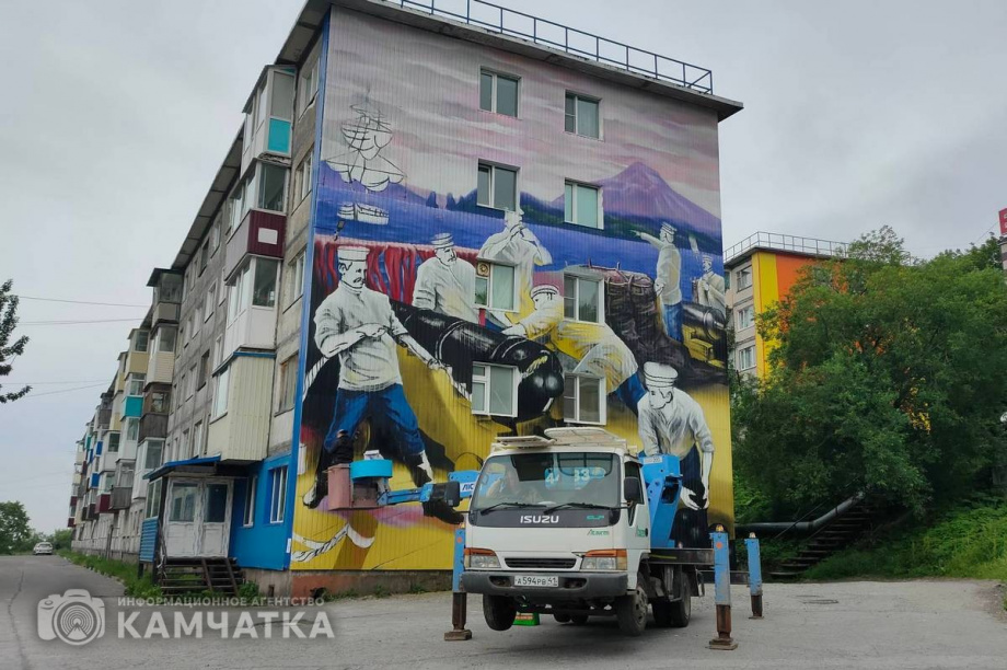 Мурал о подвиге Петропавловского гарнизона украсил столицу Камчатки. Фото: Олеся Сурина, pkgo.ru. Фотография 1
