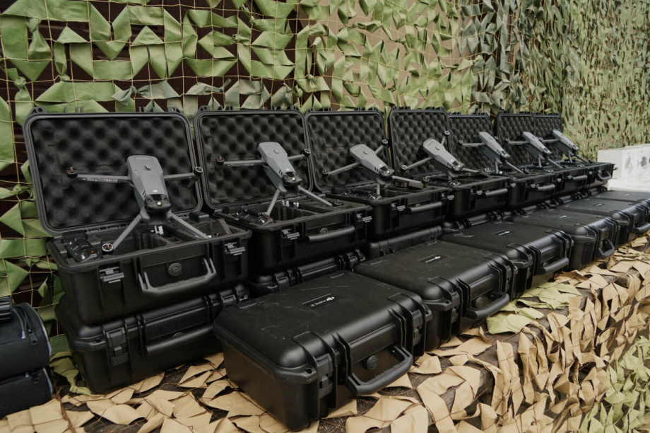 Юрий Трутнев передал бойцам на передовую СВО снаряжение и оборудование. dfo.gov.ru