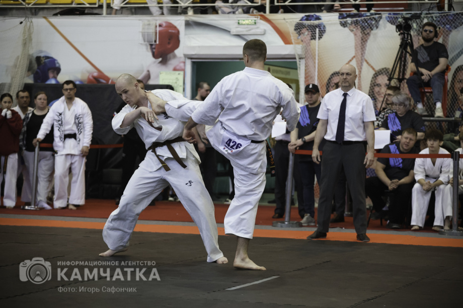На Камчатке состоялся Чемпионат и первенство ДФО по каратэ-киокусинкай (фоторепортаж). Фото: «Камчатка Сегодня» \ Игорь Сафончик. Фотография 84