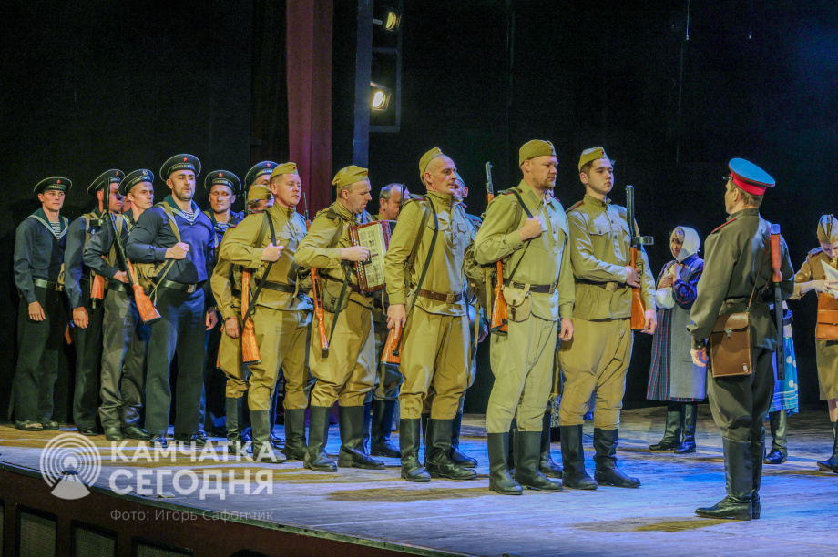 Спектакль «Баллада о Курильском десанте» стал финальный аккордом в череде памятных мероприятий к 80-летию Победы (фоторепортаж). . Фотография 15