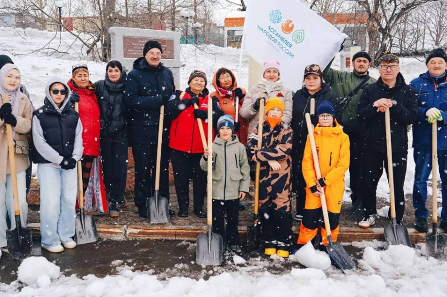 Весна, память, труд и единство! Жители краевой столицы выходят на субботники. Фото: Законодательное собрание Камчатского края. Фотография 4