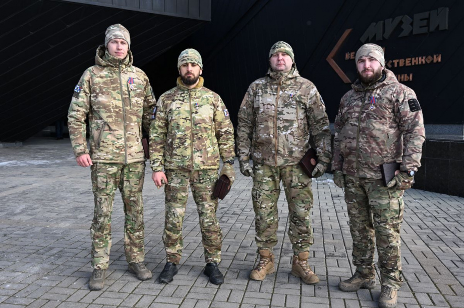Камчатским бойцам 40-й отдельной гвардейской бригады морской пехоты вручены высшие награды за мужество и героизм. . Фотография 4