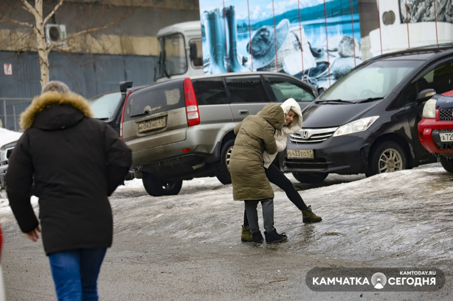 Почти 50 упавших на льду человек обратились к медикам в Петропавловске. Фото: Виктор Гуменюк / информационное агентство "Камчатка"