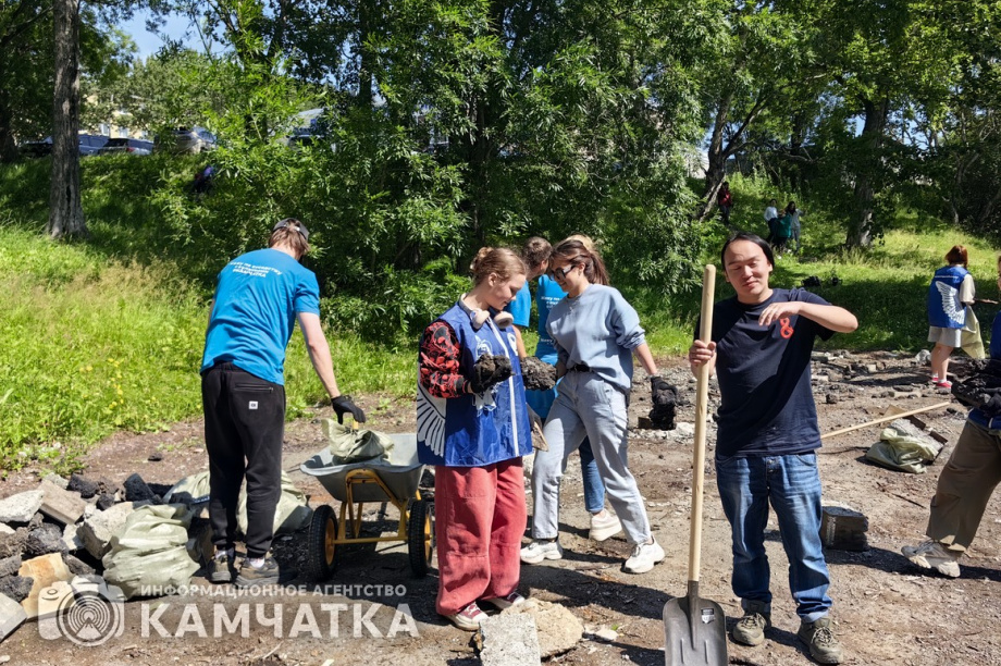 Молодежный субботник прошел в детском парке Петропавловска. фото: ИА "Камчатка". Фотография 15
