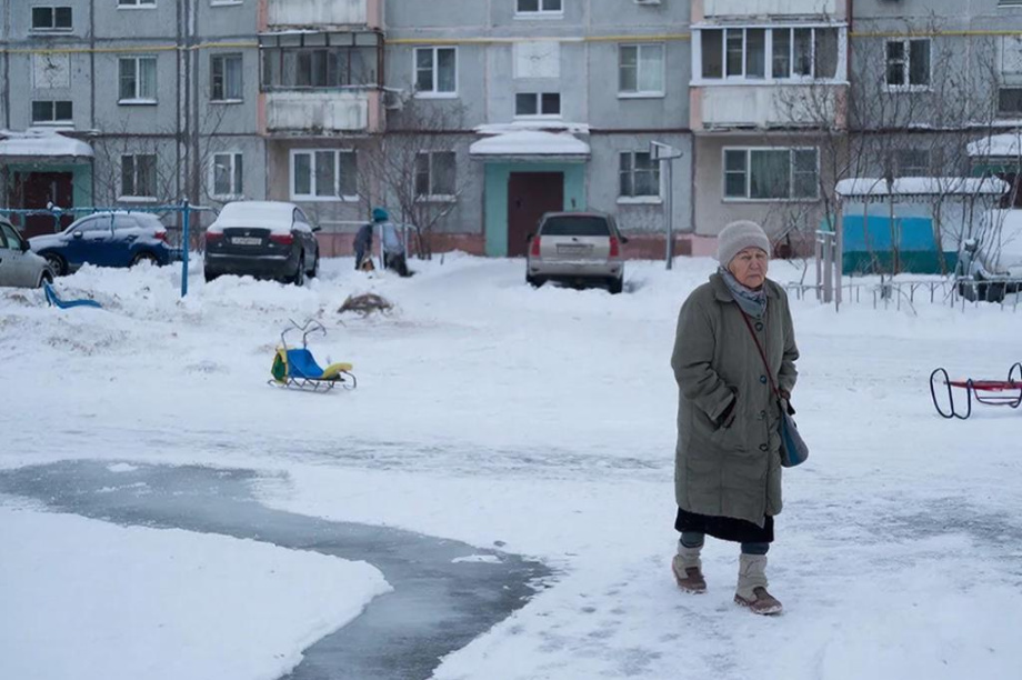 Камчатская «управляйка» заплатит пенсионерке за травму на гололеде. Фото: ИИ