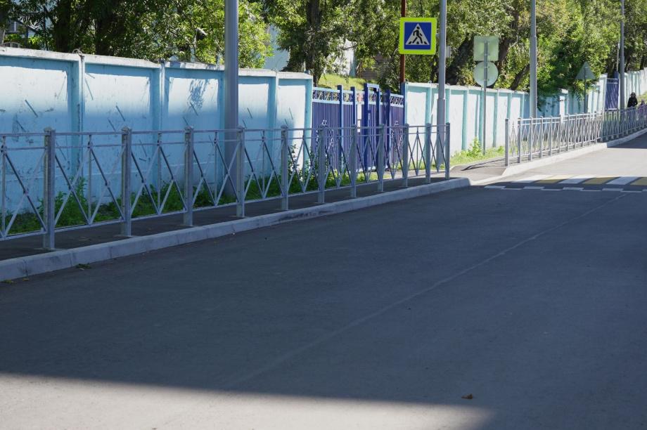В Петропавловске-Камчатском завершили ремонт дороги к школе на улице Бийская. Фото: администрация ПКГО. Фотография 8