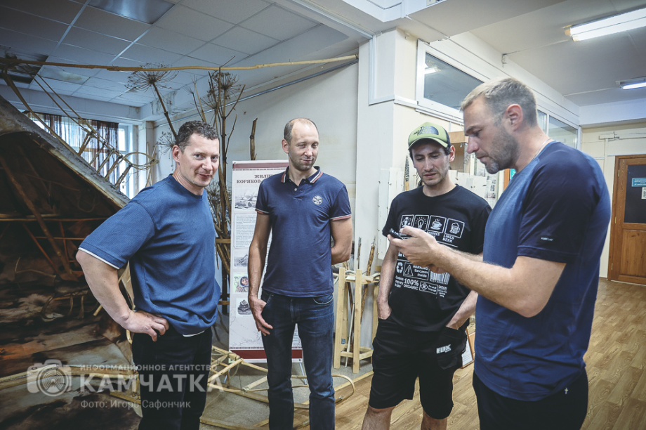 Российский мотопутешественник представил на Камчатке премьеру своего фильма о Командорах. Фото: «Камчатка Сегодня» \ Игорь Сафончик+. Фотография 7