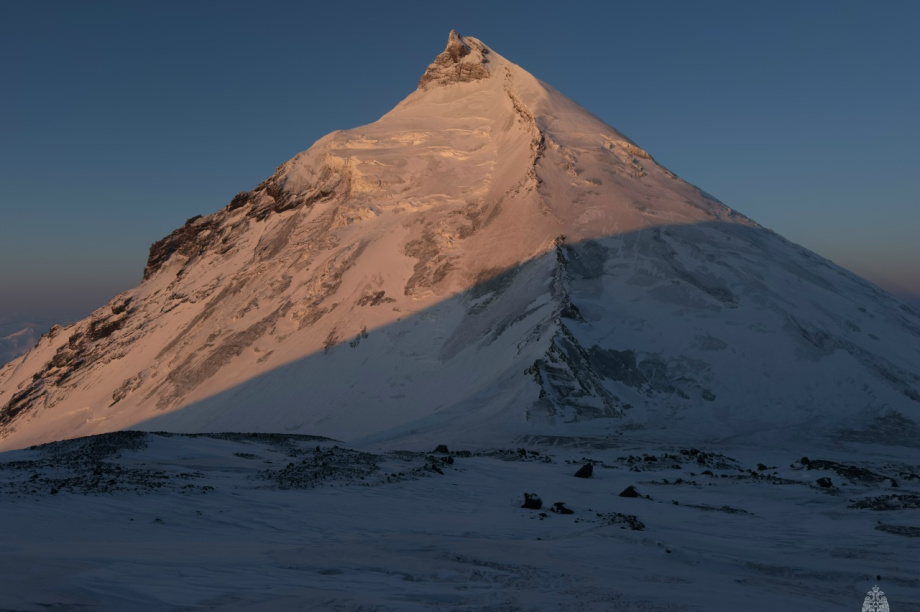 Спасатели МЧС водрузили флаг на вершине Ключевской Сопки на Камчатке. Фото: ГУ МЧС России по Камчатскому краю. Фотография 14