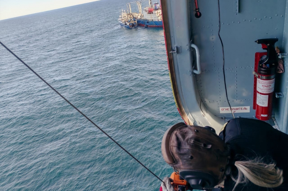 Камчатские спасатели десантировались на судно в Охотском море, чтобы выручить моряка. Фото: соцсеть Сергея Лебедева