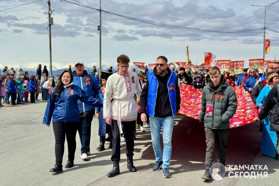 Отметить День Победы в центр Петропавловска-Камчатского пришли тысячи горожан. . Фотография 17