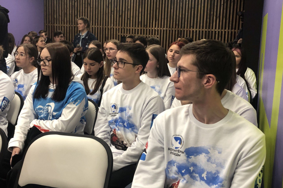 Губернатор Камчатки провел встречу с «Волонтерами Победы» . . Фотография 2