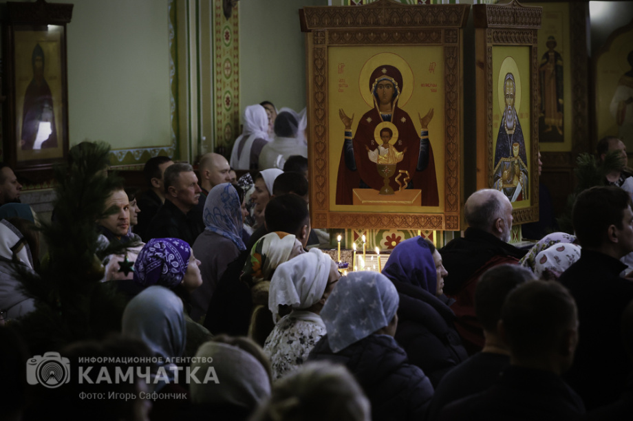Рождественская служба в соборе Святой Троицы на Камчатке (фоторепортаж). Фото: «Камчатка Сегодня» \ Игорь Сафончик. Фотография 91