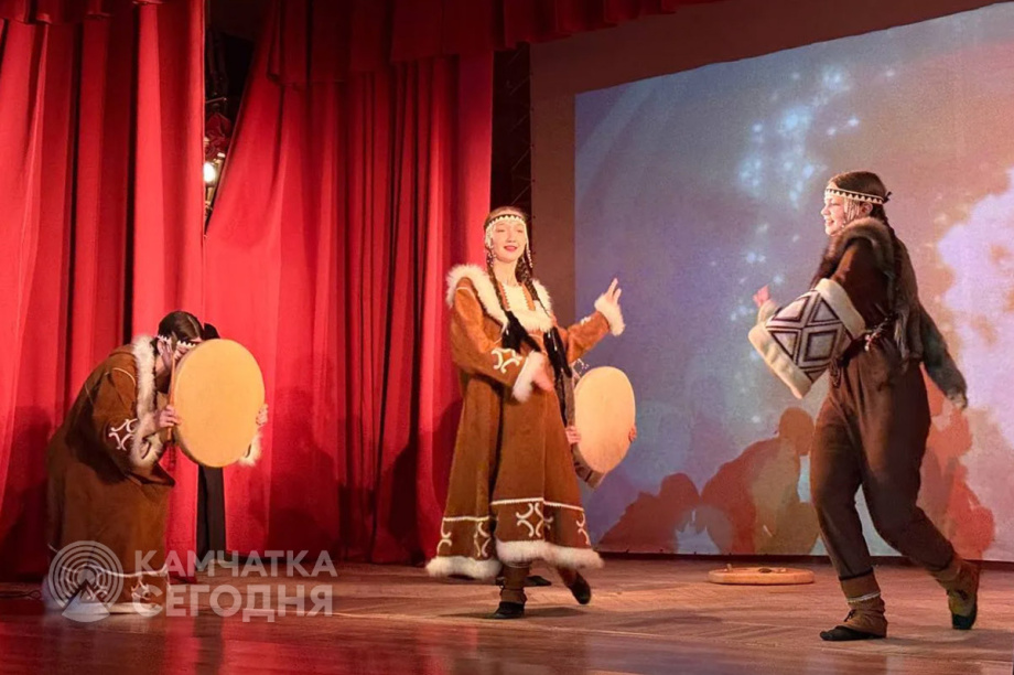 Каюров «Берингии-2026» встретили на берегу реки Палана песнями и горячим чаем. Фото: Юлия Воронова. Фотография 6