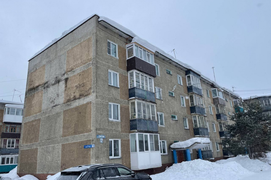 Прокуратура помогла жителям села Мильково на Камчатке избавиться от льда на крышах домов. Фото: пресс-служба краевой прокуратуры