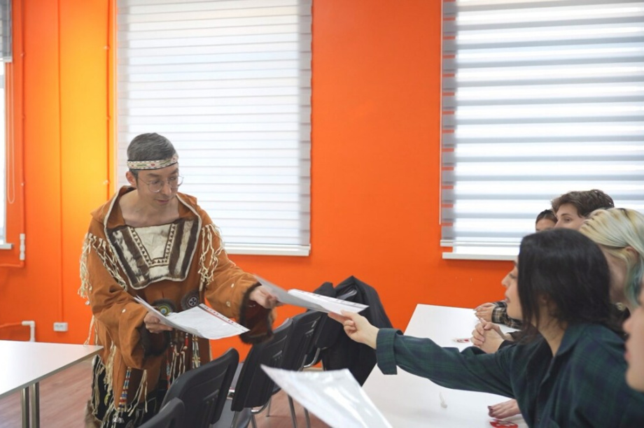 Порядка 350 камчатцев написали Тотальный диктант на 11 площадках. kamgov.ru. Фотография 1