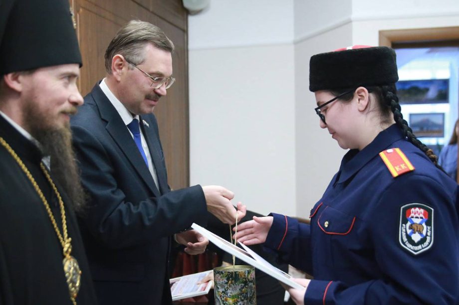 На Камчатке наградили юных художников за лучшие рисунки на тему «Красота Божьего мира». Фото: Заксобрание Камчатского края. Фотография 2