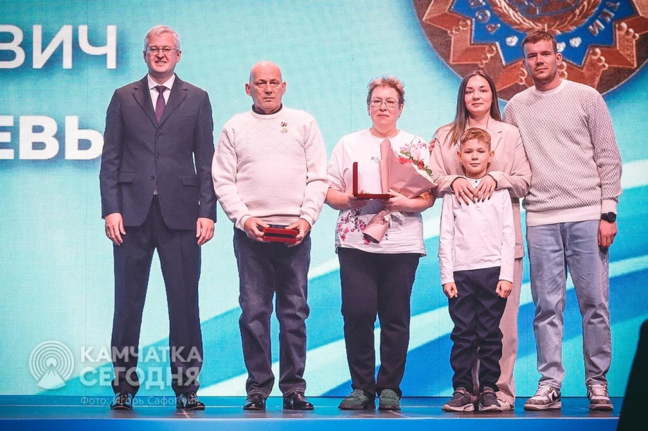 Владимир Солодов вручил награды героям, чемпионам и многодетным семьям Камчатки. . Фотография 14