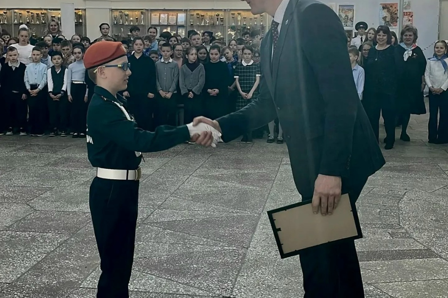 Школьник, спасший первоклассника из снежного завала, получил благодарность МЧС Камчатки. Фото: Сергей Лебедев, "ВКонтакте"