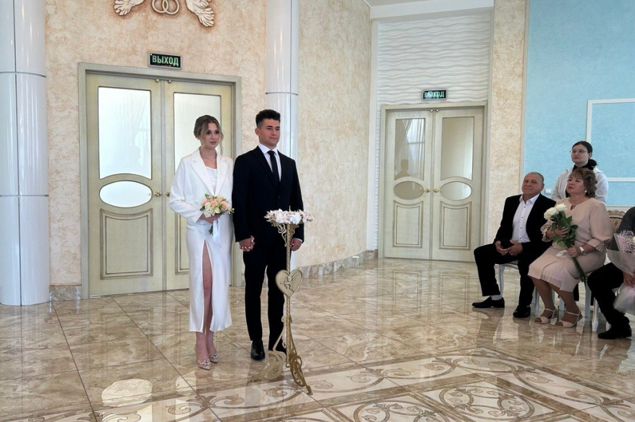 В красивую дату 24 сентября 2024 года на Камчатке стало на 11 семей больше. Фото: kamgov.ru. Фотография 1