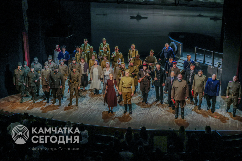 Спектакль «Баллада о Курильском десанте» стал финальный аккордом в череде памятных мероприятий к 80-летию Победы (фоторепортаж). . Фотография 1