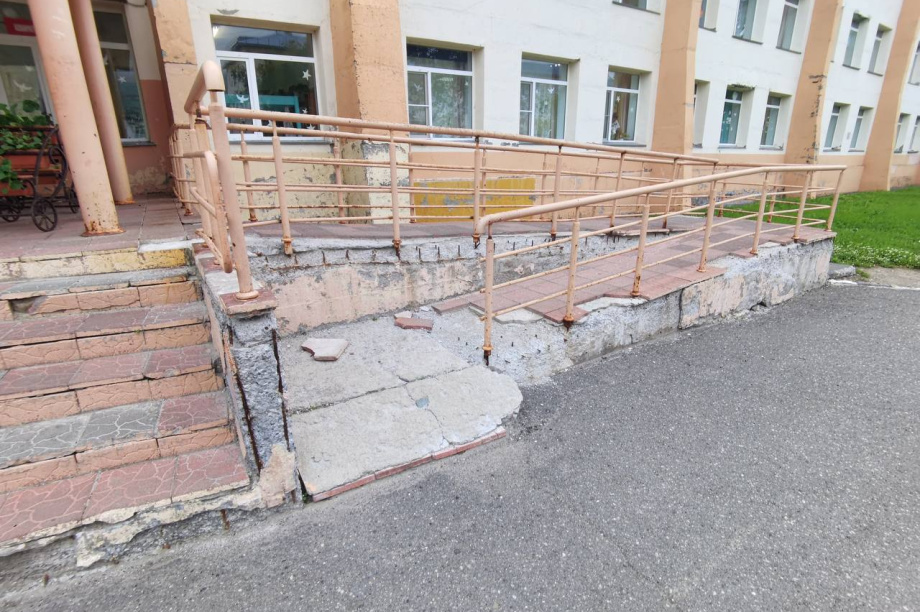 Прокуратура заставила власти Вилючинска отремонтировать опасный вход в школу. Фото: прокуратура Камчатского края. Фотография 2