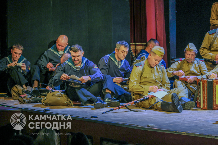 Спектакль «Баллада о Курильском десанте» стал финальный аккордом в череде памятных мероприятий к 80-летию Победы (фоторепортаж). . Фотография 14