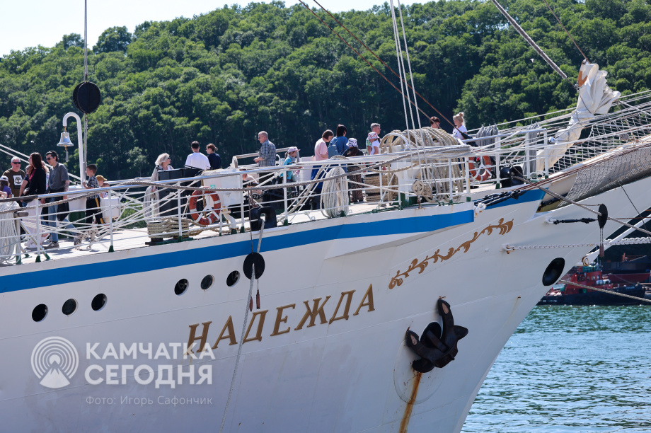 Парусник «Надежда» пригласил на борт жителей Петропавловска-Камчатского. Фото: ИА «Камчатка» \ Игорь Сафончик. Фотография 4