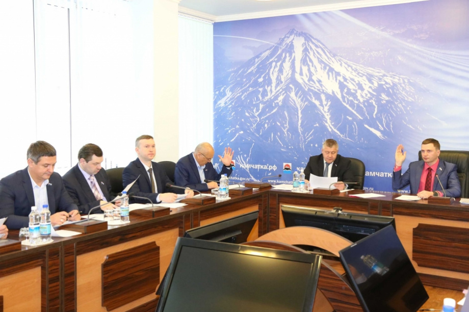 Кирносенко подвел итоги работы комитета по строительству, транспорту, энергетике и вопросам ЖКХ. 