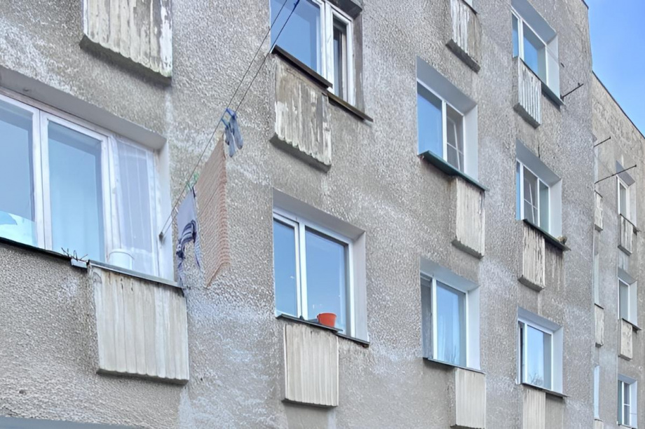 Ребёнок выпал из окна третьего этажа на Камчатке и выжил. Фото: Прокуратура Камчатского края 