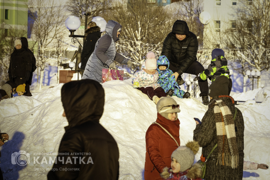 В Петропавловске-Камчатском продолжаются новогодние развлечения (фоторепортаж). Фото: «Камчатка Сегодня» \ Игорь Сафончик. Фотография 41