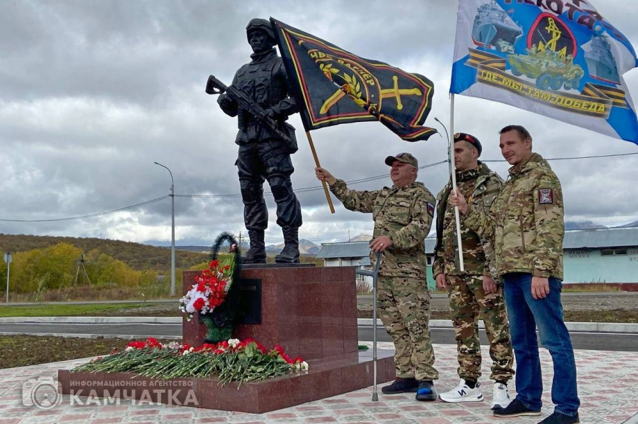 Памятник участникам СВО торжественно открыли в камчатском посёлке Сокоч. Фото: ИА "Камчатка". Фотография 9