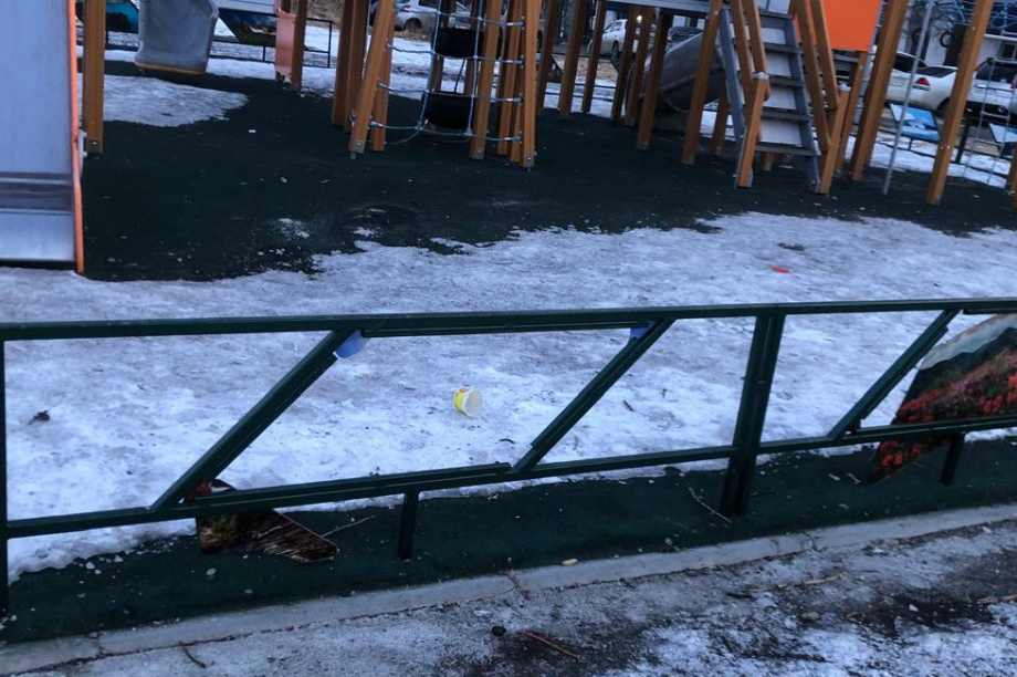 Юные вандалы, смеясь, крушили детскую площадку в Елизово. Фото: Администрация ЕМР. Фотография 4