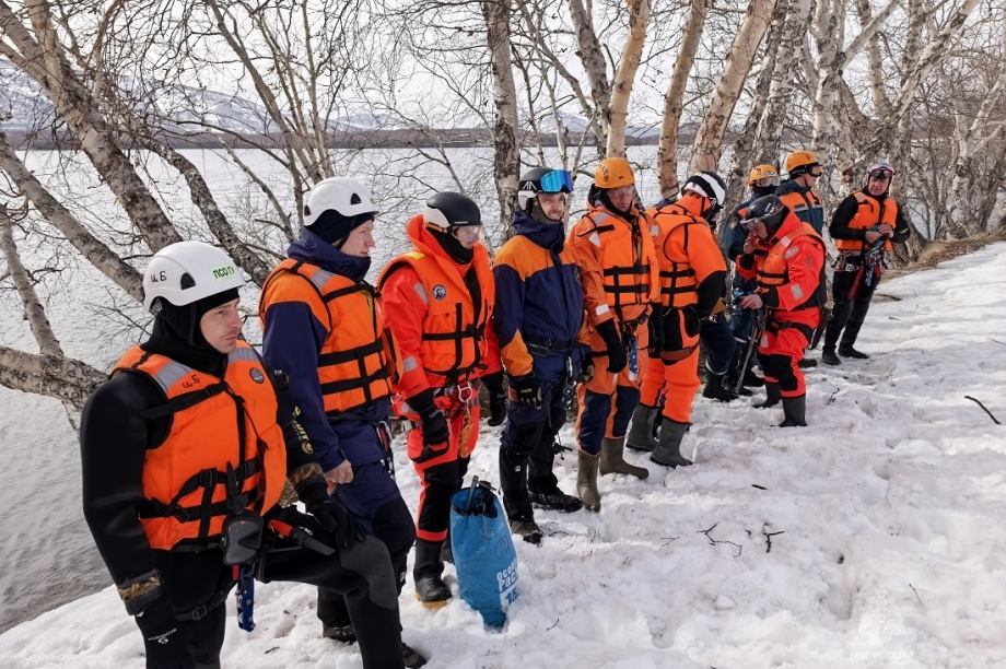 Спасатели Камчатки прыгали в воду с вертолёта без парашюта. Фото: ГУ МЧС. Фотография 8