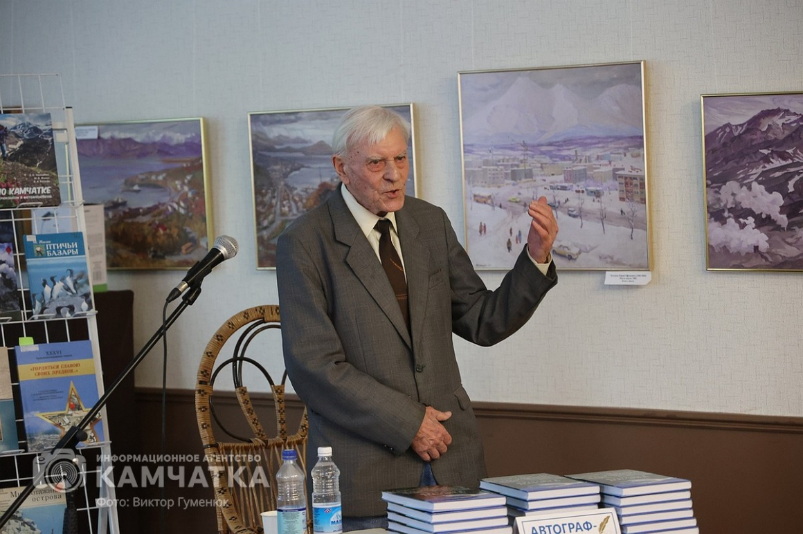 Камчатский журналист и писатель Михаил Жилин представил новую книгу. Фото: ИА «Камчатка» \ Виктор Гуменюк. Фотография 9