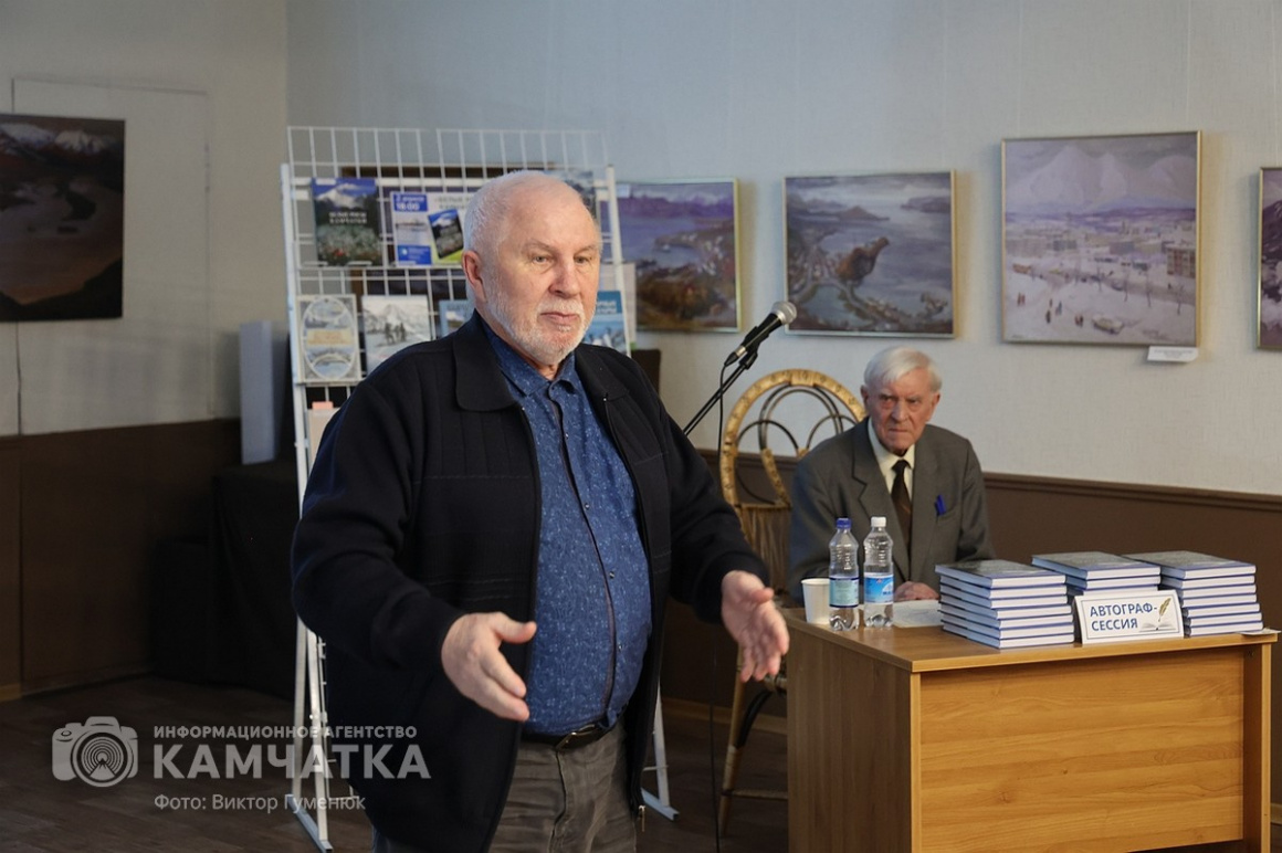 Камчатский журналист и писатель Михаил Жилин представил новую книгу. Фото: ИА «Камчатка» \ Виктор Гуменюк. Фотография 80