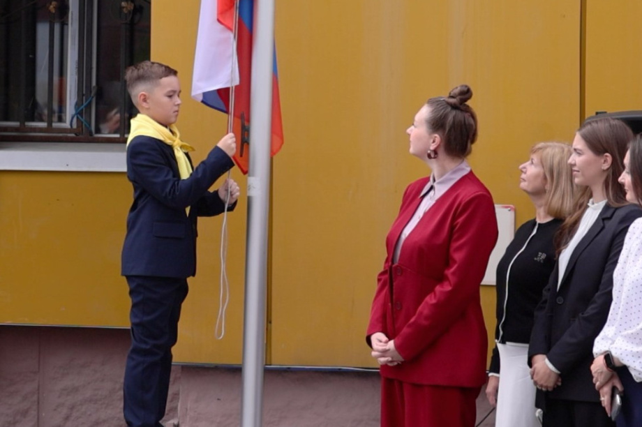 Ветеран СВО поздравил школьников Камчатки с Днём знаний. Фото: kamgov.ru. Фотография 3