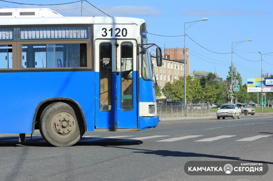 Дополнительные автобусы к городскому кладбищу курсируют в Петропавловске. Фото: Олеся Сурина / информационное агентство "Камчатка"