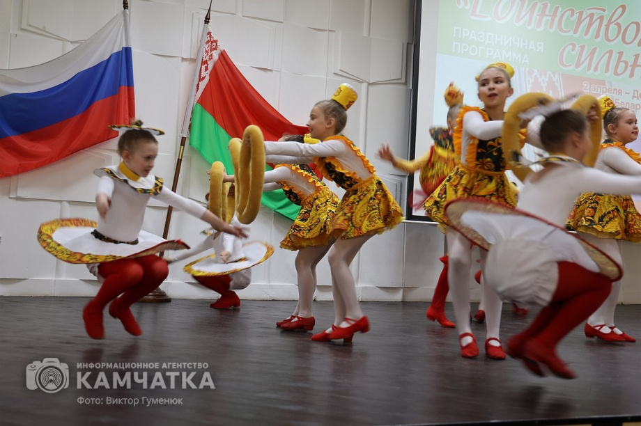 Праздничная программа «Единством сильны!» (фоторепортаж из библиотеки им. С.П. Крашенинникова). Фото: ИА «Камчатка» \ Виктор Гуменюк. Фотография 28