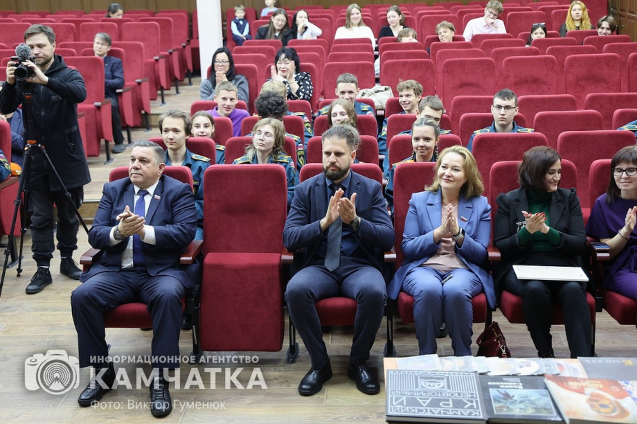 «Парту Героя» открыли сегодня в школе Петропавловска. фото: Виктор Гуменюк. Фотография 11