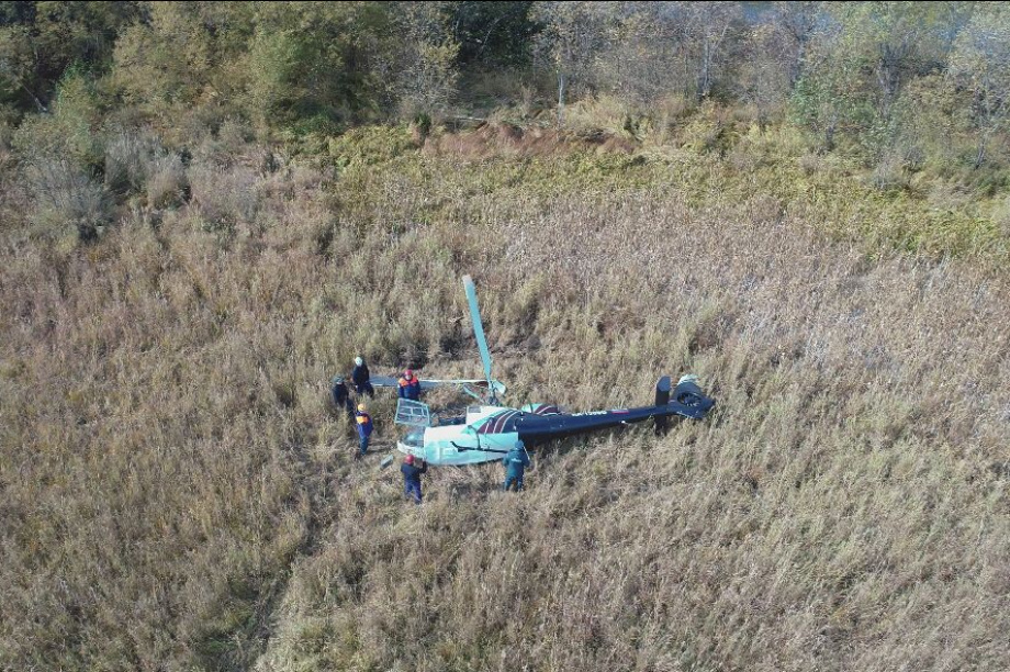 Спасатели прибыли на место жесткой посадки вертолета на Камчатке. Фото: ГУ МЧС России по Камчатскому краю. Фотография 10