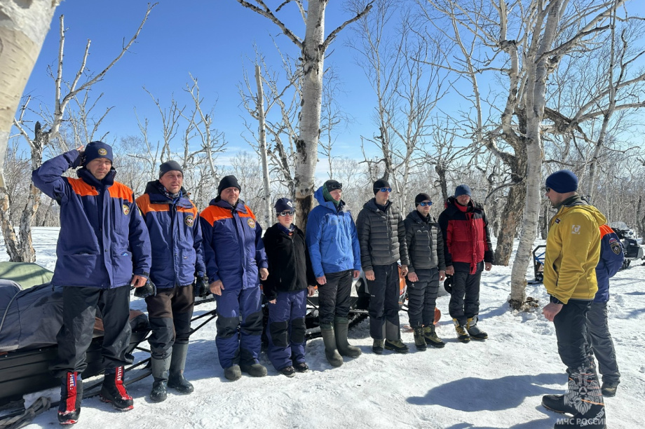 Спасатели МЧС водрузили флаг на вершине Ключевской Сопки на Камчатке. Фото: ГУ МЧС России по Камчатскому краю. Фотография 18