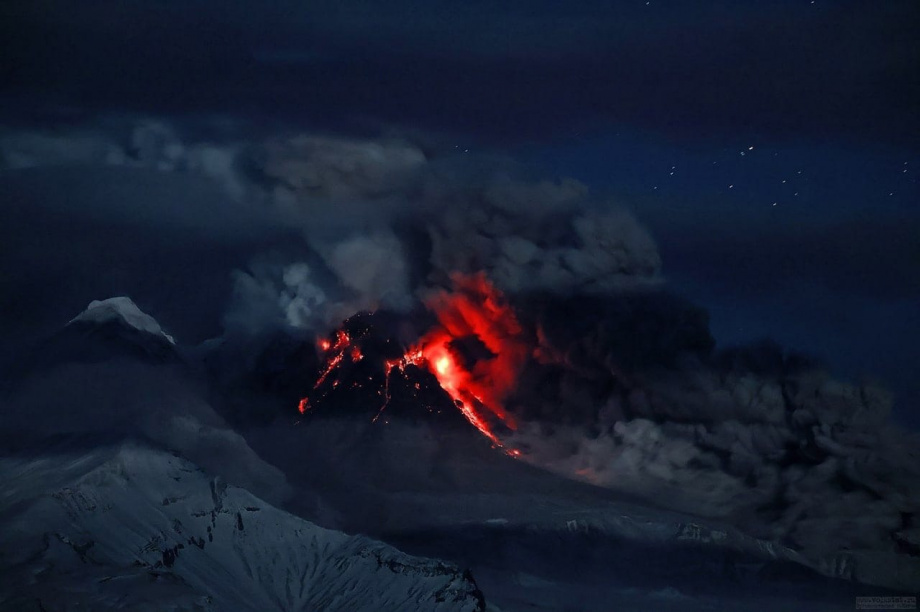 Сильное землетрясение на Камчатке могло стать триггером извержений двух вулканов – ученые. Фото: Юрий Демянчук 
