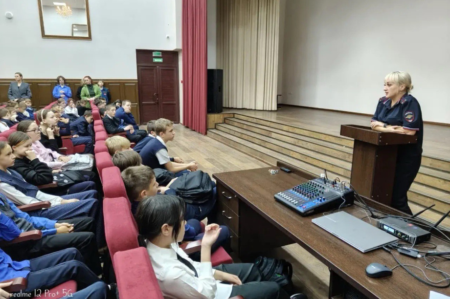 Полицейские на Камчатке забрали детей у пьяной матери и жестокого отчима. Фото: УМВД России по Камчатскому краю. Фотография 3