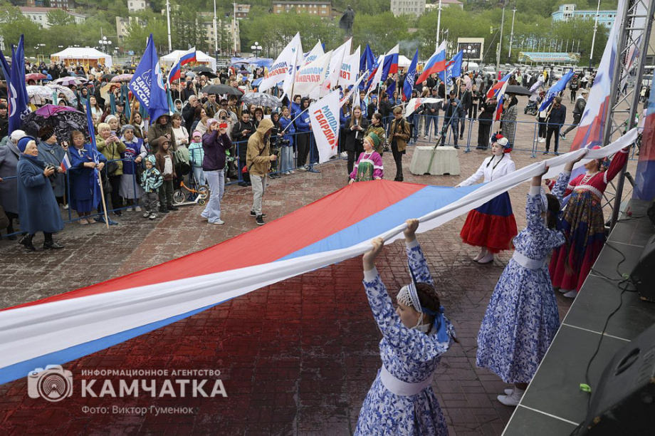 День России отметили на Камчатке многонационально, с митингом, концертом и детскими забавами. . Фотография 1