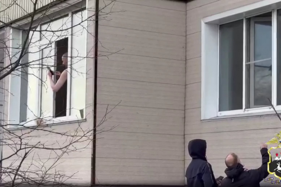 Психически больного мужчину, взявшего в заложницы мать, доставили в профильный диспансер: УМВД РФ Камчатки. Фото:  пресс-служба УМВД по Камчатскому краю. Фотография 2