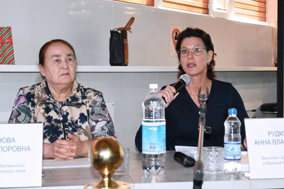 Депутаты краевого законодательного собрания представили отчет перед жителями Паланы за 2025 год. Фото: Заксобрание Камчатского края. Фотография 6