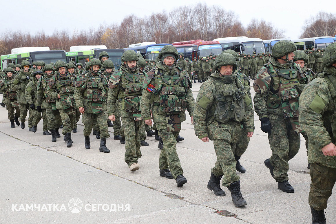 Проводы третьей группы мобилизованных жителей Камчатки на специальную военную операцию. Фоторепортаж . Фото: Виктор Гуменюк. Фотография 17