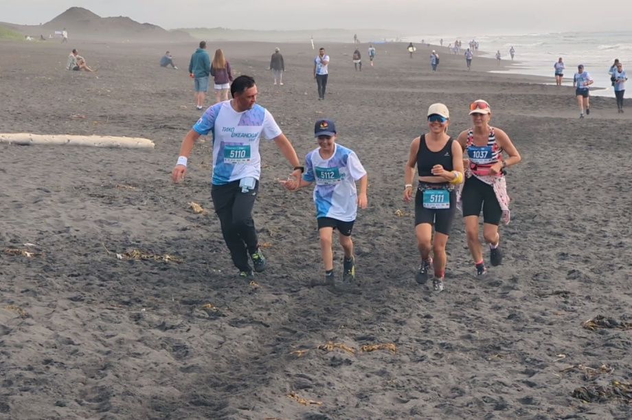 Халактырский пляж снова объединил бегунов на Тихоокеанском забеге. Фото: тг. Инвест. Камчатка. Фотография 9