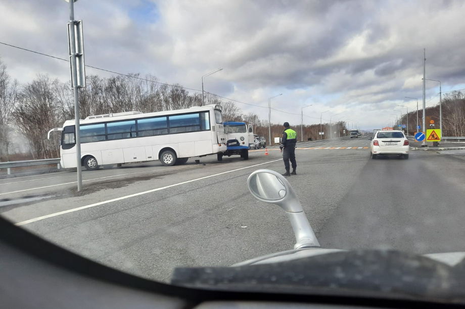 В столкновении автобуса и «УАЗа» на объездной никто не пострадал. Фото: Александра Радченко, Федор Гейдус. Фотография 2