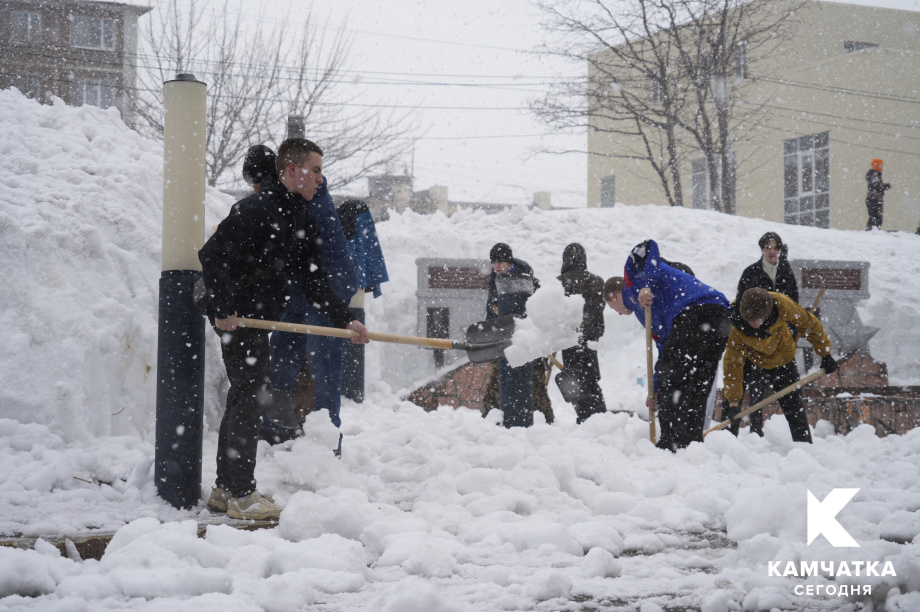 Четвёртый весенний субботник прошёл в Петропавловске-Камчатском. ИА Камчатка. Фотография 8